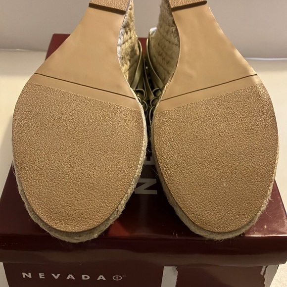 Nevada Ladies Golden Wedge sandals, Size 6M New in box - Picture 3 of 3